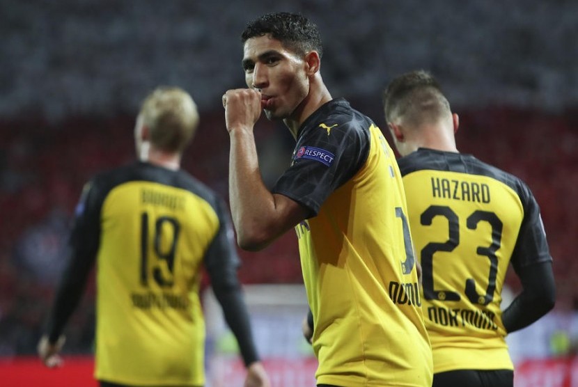 Pemain Borussia Dortmund Achraf Hakimi (tengah) usai menjebol gawang lawan.