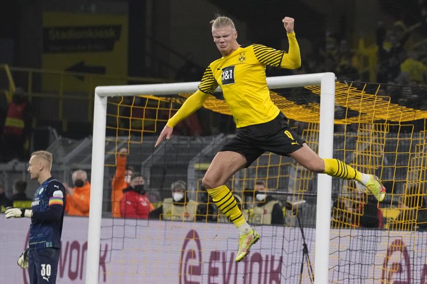 Pemain Dortmund Erling Haaland merayakan gol keduanya selama pertandingan sepak bola Bundesliga Jerman antara Borussia Dortmund dan Greuther Fuerth di Dortmund, Jerman, Rabu, 15 Desember 2021.