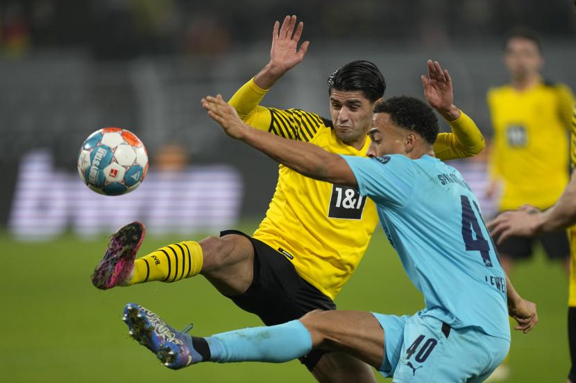 Pemain Dortmund Mahmoud Dahoud, kiri, menantang pemain Fuerth Jamie Leweling selama pertandingan sepak bola Bundesliga Jerman antara Borussia Dortmund dan Greuther Fuerth di Dortmund, Jerman, Rabu, 15 Desember 2021.