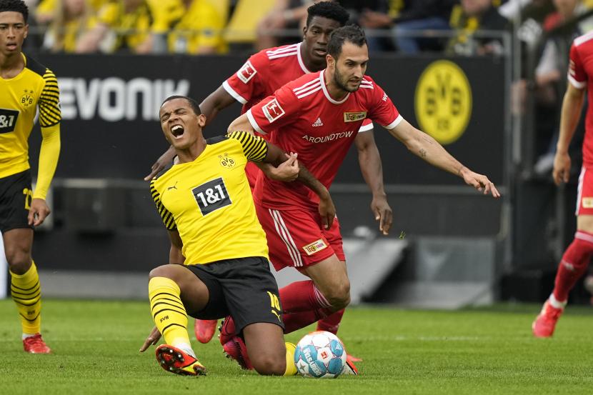 Manuel Akanji (kiri) saat masih memperkuat Borussia Dortmund.