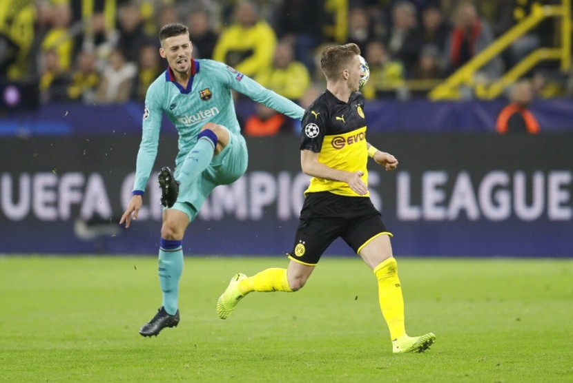 Pemain Dortmund Marco Reus (kanan) berebut bola dengan pemain Barcelona Clemen Lenglet pada pada penyisihan Grup F Ligha Champion, Rabu (18/9) dinihari WIB.