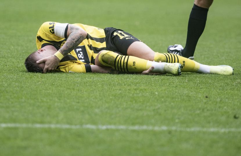 Pemain Dortmund Marco Reus mengalami cedera saat pertandingan Bundesliga Jerman antara Borussia Dortmund dan FC Schalke 04 di Dortmund, Jerman, Sabtu, 19 September 2022. 
