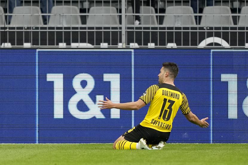 Pemain Dortmund Raphael Guerreiro merayakan setelah mencetak gol pembuka timnya selama pertandingan sepak bola Bundesliga Jerman antara Borussia Dortmund dan Union Berlin di Stadion Signal Iduna Park, di Dortmund, Jerman, Minggu, 19 September 2021.
