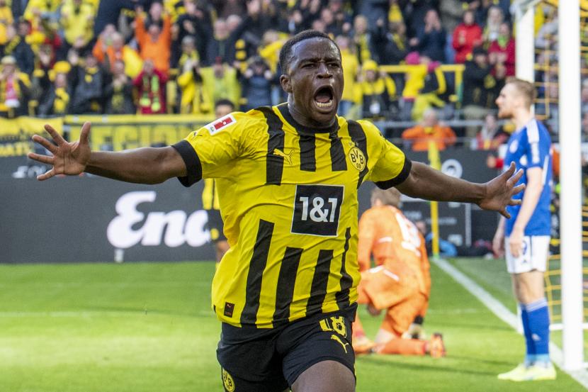 Pemain Dortmund Youssoufa Moukoko saat melakukan selebrasi usai mencetak gol. Dua klub raksasa Liga Inggris, Liverpool dan Manchester United (MU), dilaporkan bergabung dalam perburuan untuk merekrut Moukoko.