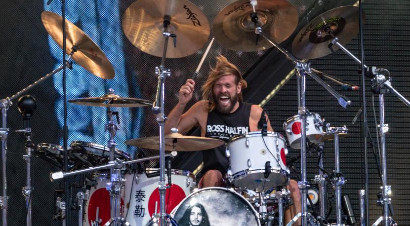 Pemain drum Foo Fighters, Taylor Hawkins, meninggal dunia di usia 50 tahun.