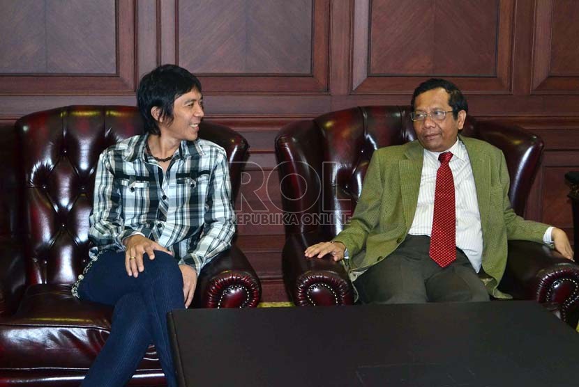  Pemain drum Slank, Bim-Bim Slank (kiri) bertemu dengan Ketua Mahkamah Konstitusi Moh. Mahfud MD (kanan) di Gedung MK, Jakarta, Selasa (22/1).  (Republika/Agung Supriyanto)