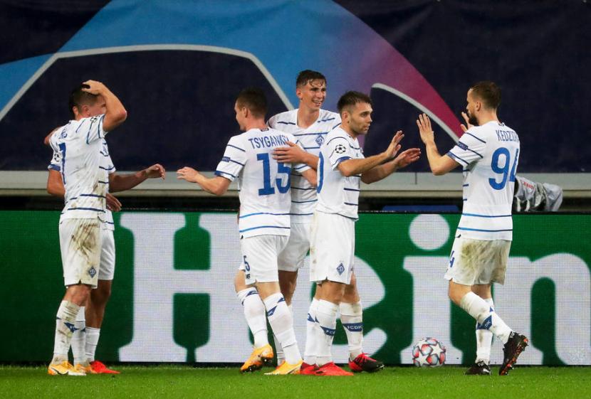 Pemain Dynamo Kiev merayakan kemenangan atas KAA Gent di play-off Liga Champions.