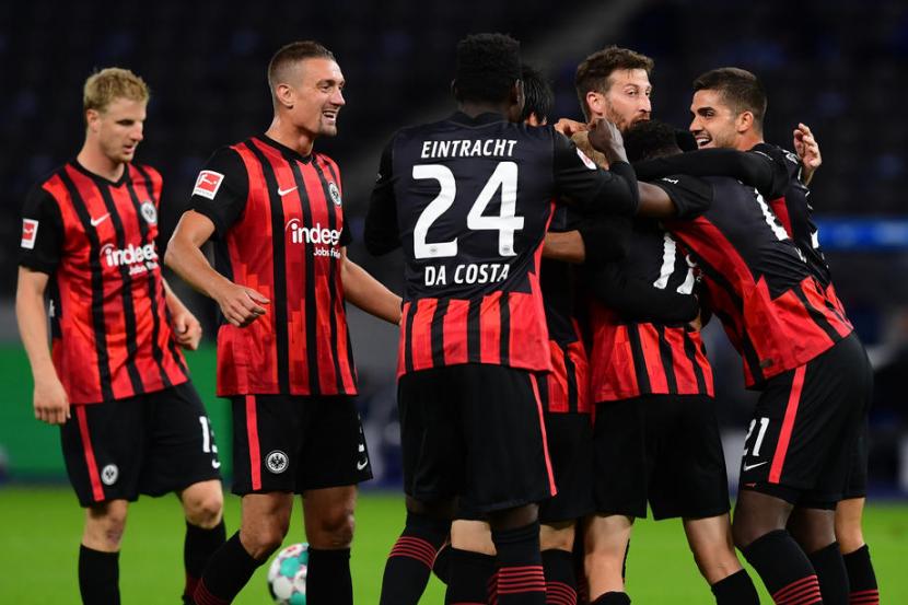 Pemain Eintracht Frankfurt merayakan kemenangan atas Hertha Berlin 3-1 pada lanjutan kompetisi Bundesliga.