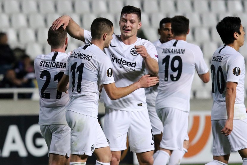 Pemain Eintracht Frankfurt, Mijat Gacinovic (tengah), merayakan golnya ke gawang Apollon.