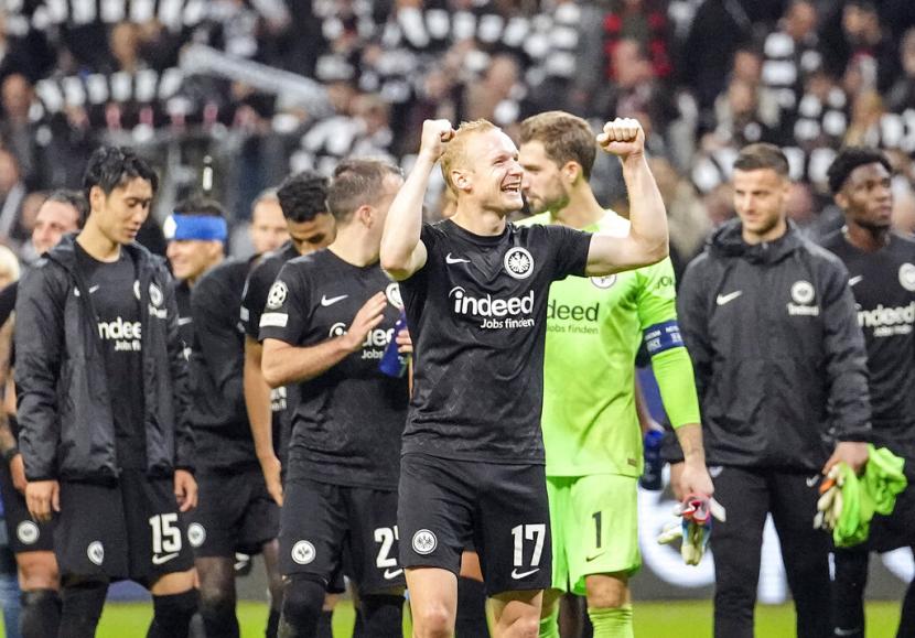 Pemain Eintracht Frankfurt Sebastian Rode berselebrasi setelah mengalahkan Sporting di Liga Champions.