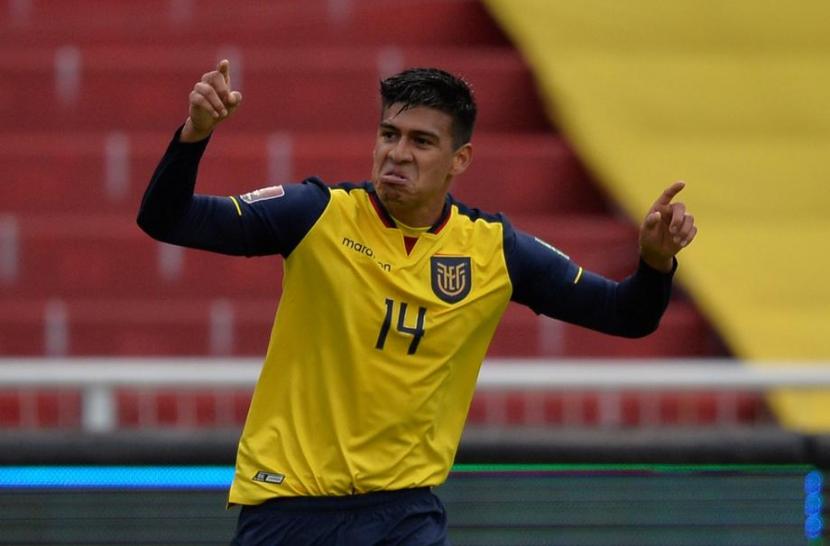 Pemain Ekuador Xavier Arreaga merayakan gol ke gawang Kolombia.
