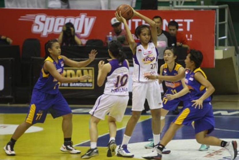 Pemain Emdee Fever Surabaya (putih) beraksi dalam laga WNBL.