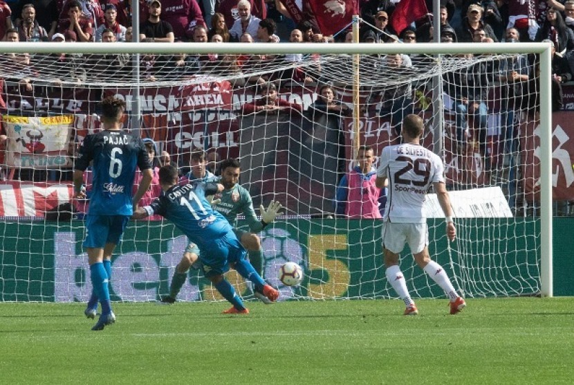 Pemain Empoli Francesco Caputo mencetak gol ke gawang Torino dalam pertandingan Ahad (19/05)