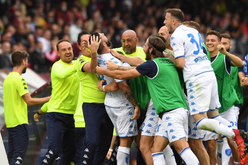 Pemain Empoli Patrick Cutrone (tengah) merayakan gol ke gawang Napoli dalam lanjutan Serie A Liga Italia, Senin (13/12) dini hari WIB. Empoli unggul 1-0 atas Napoli di laga tersebut.
