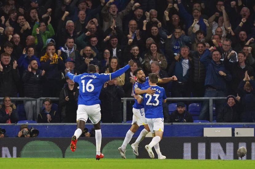 Pemain Everton Andros Townsend (tengah) merayakan golnya ke gawang Burnley dalam lanjutan Liga Primer Inggris, Selasa (14/9) dini hari WIB.