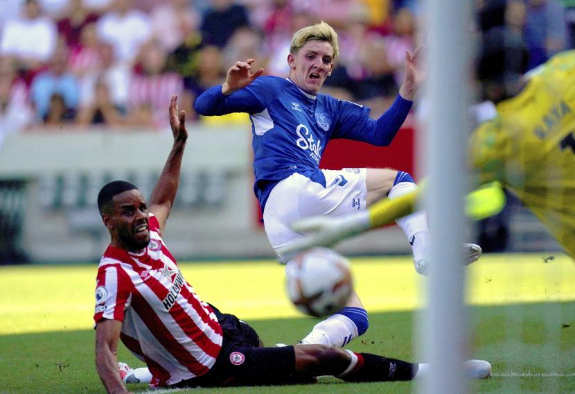 Pemain Everton Anthony Gordon mencetak gol pertama timnya dalam pertandingan tersebut dalam pertandingan Liga Inggris antara Brentford dan Everton di Gtech Community Stadium di London, Sabtu 27 Agustus 2022. 