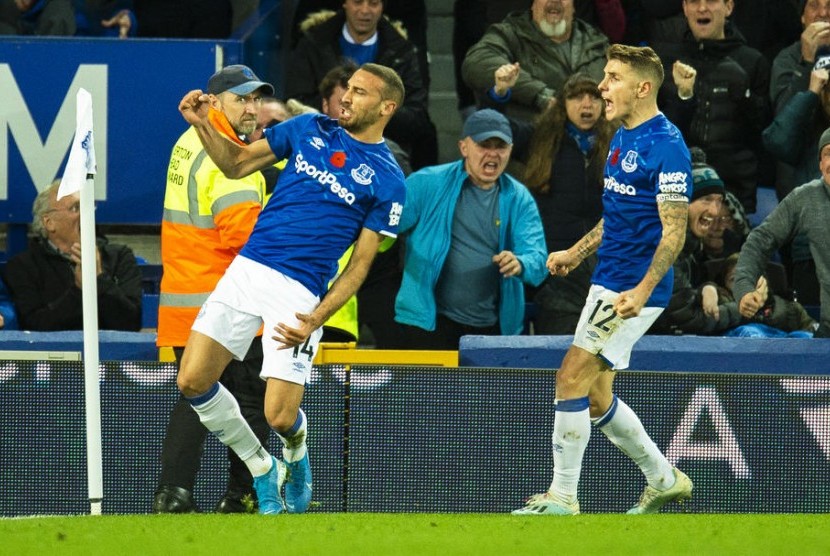 Pemain Everton Cenk Tosun (kiri) merayakan gol.