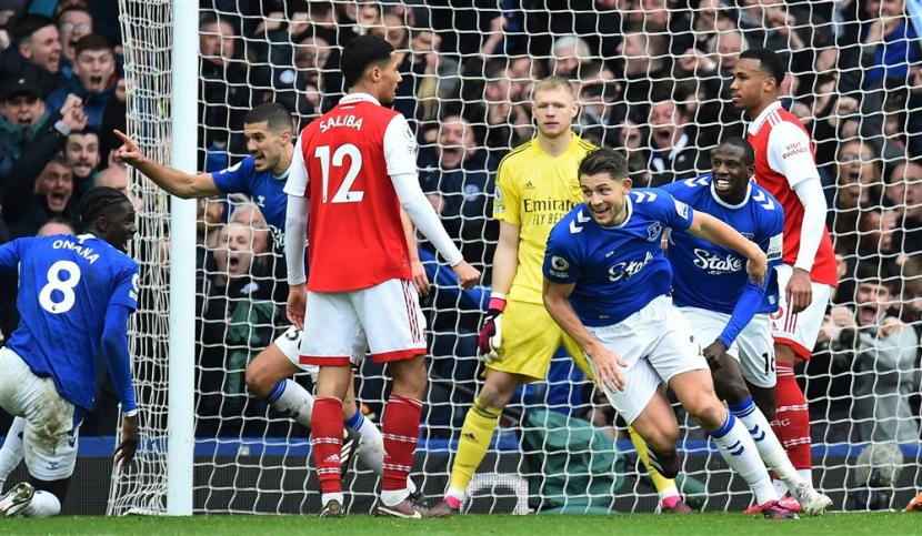 Pemain Everton James Tarkowski (tengah) merayakan golnya sesaat setelah memasukkan bola via sundulan lala melawan Arsenal pada lanjutan Liga Primer Inggris 2022/2023, Sabtu (4/2/2023).
