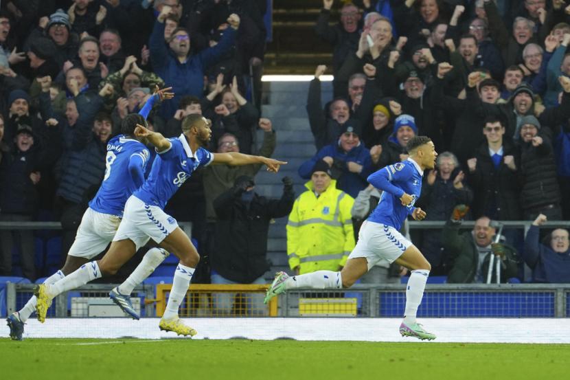 Pemain Everton Lewis Dobbin (kanan) merayakan golnya ke gawang Chelsea di Liga Primer Inggris.