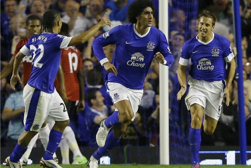 Pemain Everton, Marouane Fellaini (tengah), merayakan golnya usai menjebol gawang Manchester United di laga pembuka musim kompetisi Liga Primer Inggris di Goodison Park, Liverpool, Senin (20/8). 