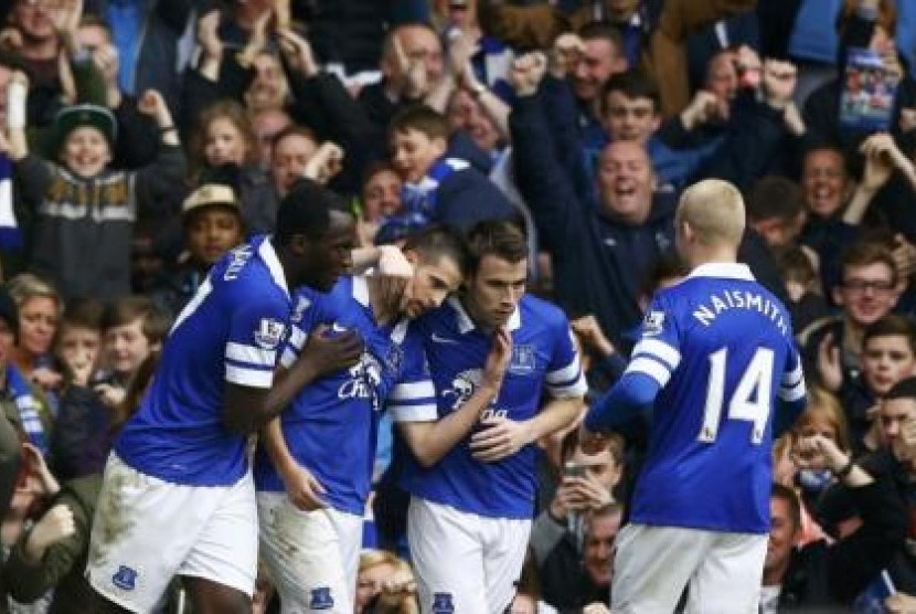 Pemain Everton merayakan gol yang dilesakkan ke gawang Mancherster United dalam lanjutan Liga Primer di Goodison Park, Liverpool, Ahad (20/4).