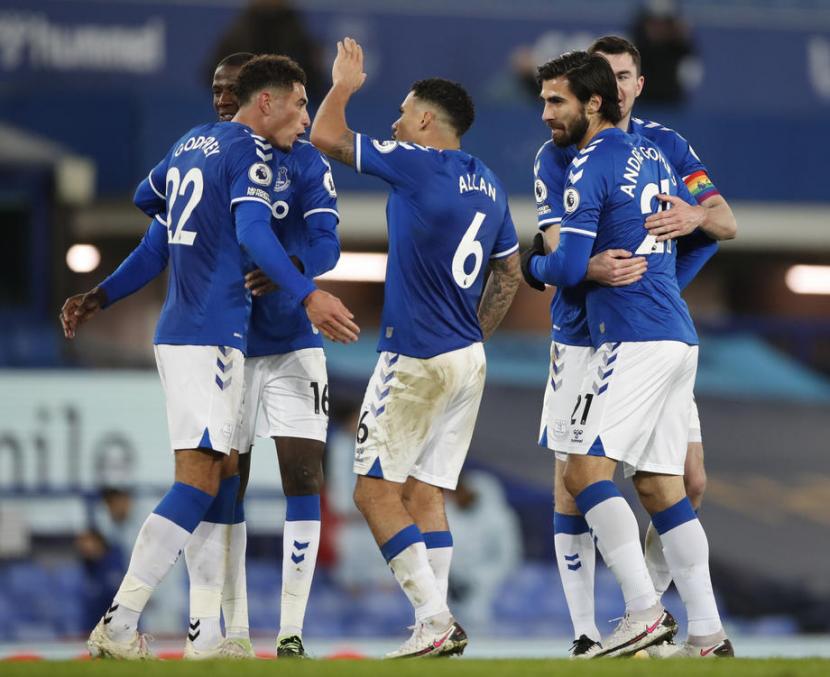 Pemain Everton merayakan kemenangan atas Chelsea 1-0 di pentas Liga Primer Inggris, Ahad (13/12) dini hari WIB.