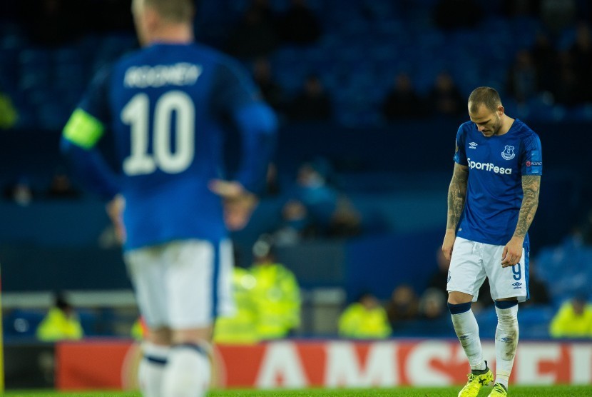 Pemain Everton Sandro Ramirez (kanan) tertunduk lesu ketika timnya harus mengakui keunggulan Atalanta 1-5 pada Grup E Liga Europa di Goodison Park, Liverpool, Inggris, Jumat (24/11) dini hari WIB. 