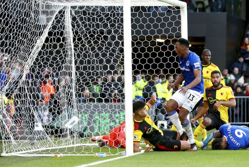 Pemain Everton Yerry Mina (nomor 13) mencetak gol ke gawang Watford.