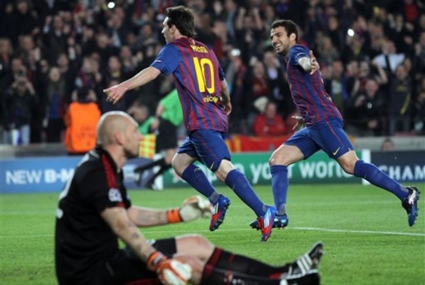 Pemain FC Barcelona, Lionel Messi dan Cesc Fabregas (kanan) usai mencetak gol ke gawang AC Milan.   (Foto : Felice Calabro/AP)