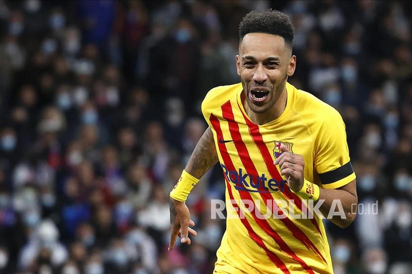  Pemain FC Barcelona Pierre-Emerick Aubameyang merayakan setelah mencetak keunggulan 4-0 saat El Clasico, pertandingan sepak bola LaLiga Spanyol antara Real Madrid dan FC Barcelona di Madrid, Spanyol, Senin (21/3/2022) dini hari WIB.