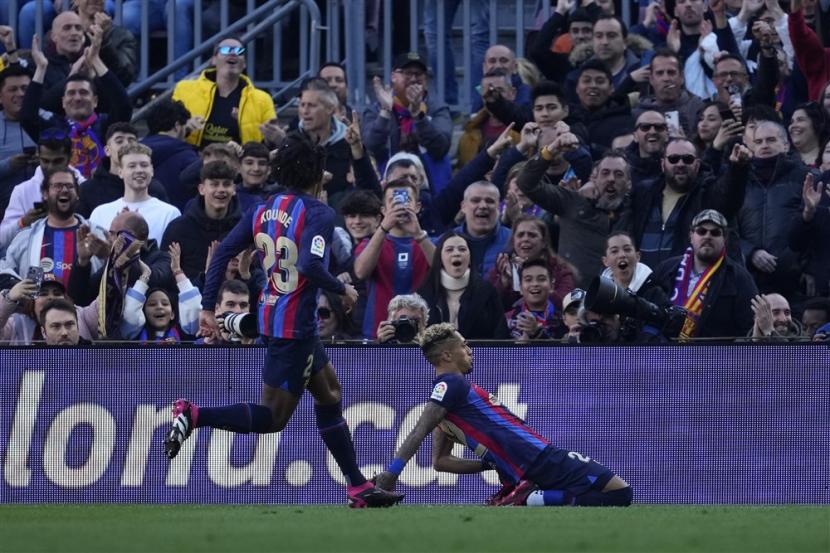 Pemain FC Barcelona Raphinha (kanan) melakukan selebrasi setelah mencetak gol keunggulan 1-0 selama pertandingan sepak bola LaLiga Spanyol antara FC Barcelona dan Valencia FC, di Barcelona, Spanyol, 05 Maret 2023. 