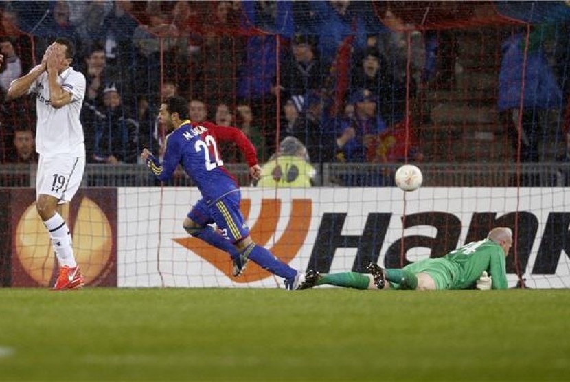 Pemain FC Basel, Mohamed Salah (tengah), berlari usai menjebol gawang Tottenham Hotspur di leg kedua babak perempat final Liga Europa di Basel pada Kamis (11/4). 