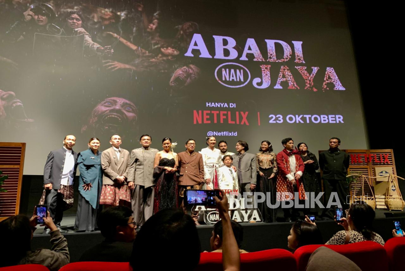 Pemain film Abadi Nan Jaya. Film ini mengangkat kisah tentang teror zombi dengan nuansa lokal yang kental. 