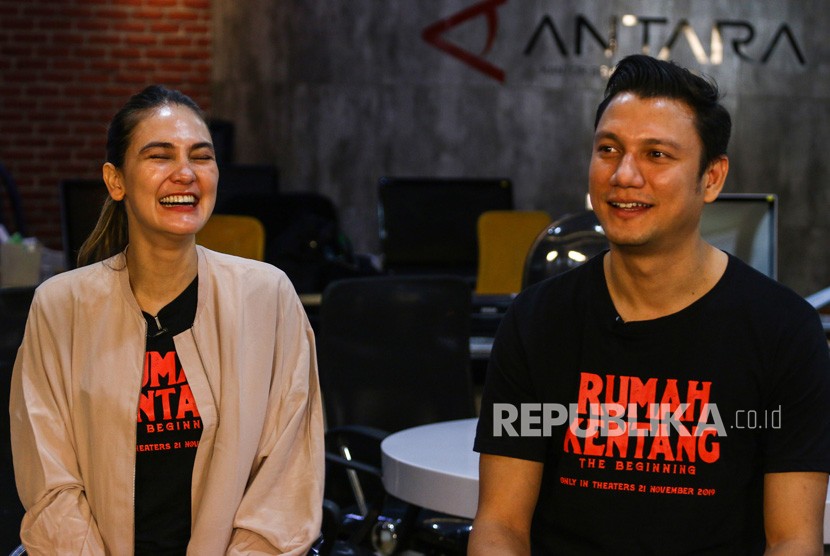 Pemain film Rumah Kentang: The Beginning Luna Maya (kiri) dan Christian Sugiono (kanan) berbincang saat kunjungan ke Kantor Berita Antara, di Wisma Antara, Jakarta, Rabu (13/11/2019).