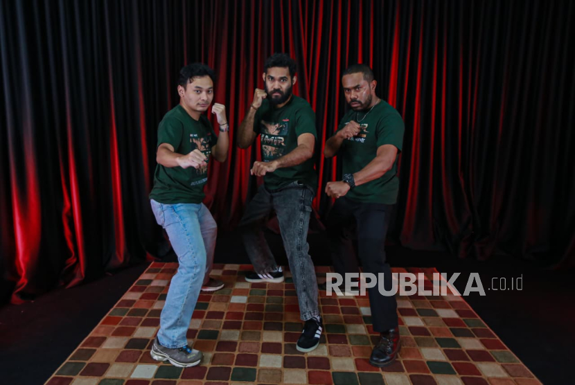 Pemain film Timur (dari kiri ke kanan): Yusuf Mahardika, Aufa Dien Assagaf, dan Jimmy Kobogau) saat berkunjung ke kantor Republika pada Rabu (3/12/2025).