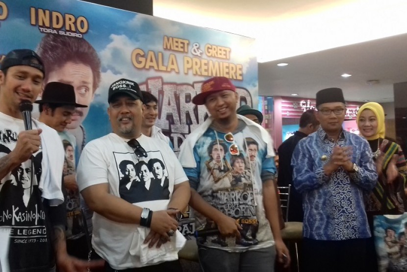 Pemain film Warkop DKI Reborn: Jangkrik Bos Part 1 bersama Wali Kota Bandung Ridwan Kamil