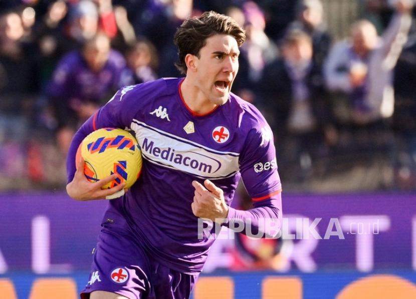 Striker Fiorentina Dusan Vlahovic merayakan golnya dalam pertandingan sepak bola Serie A Liga Italia antara Fiorentina dan Sassuolo di Stadion Artemio Franchi di Florence, Italia,  Ahad (19/12) malam WIB. Fiorentina ditahan imbang 2-2 Sassuolo di laga itu.