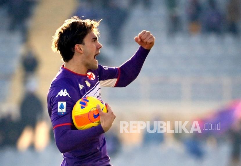  Pemain Fiorentina Dusan Vlahovic merayakan golnya dalam pertandingan sepak bola Serie A antara Fiorentina dan Sassuolo di stadion Artemio Franchi di Florence, Italia, Ahad (19/12) malam WIB