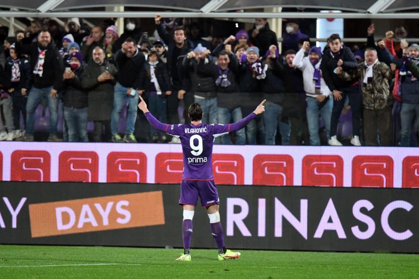 Pemain Fiorentina Dusan Vlahovic merayakan setelah mencetak gol ketiga timnya saat menghadapi AC Milan di Stadion Artemio Franchi, Firenze, Ahad (21/11).