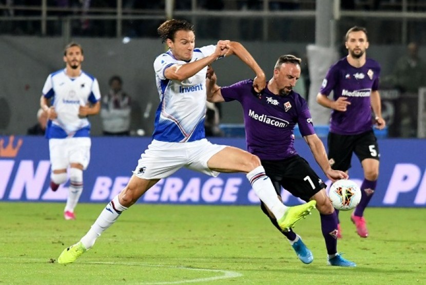 Pemain Fiorentina Franck Ribery (Kanan) dan pemain Sampdoria Albi Ekdal (kiri) bertarung memperebutkan bola dalam pertandingan lanjutan Liga Italia di Stadion Artemio Franchi, Kamis (26/9) dini hari.