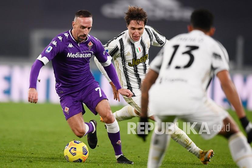 Pemain Fiorentina Franck Ribery (kiri).