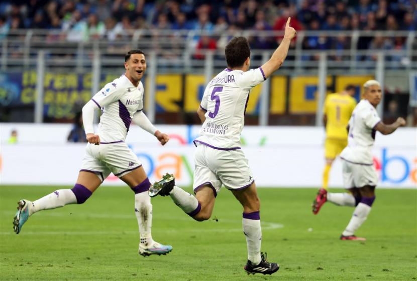 Pemain Fiorentina Giacomo Bonaventura merayakan golnya ke gawang Inter Milan dalam lanjutan Serie A Liga Italia.