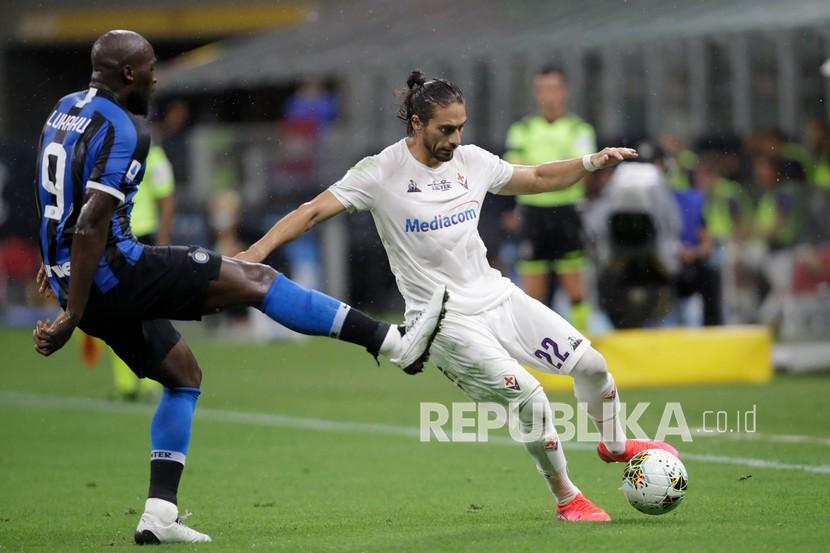  Pemain Fiorentina Martin Caceres (kanan) meninggalkan klub untuk bergabung dengan timnas Uruguay, meskipun mendapatkan larangan dari otoritas setempat. 