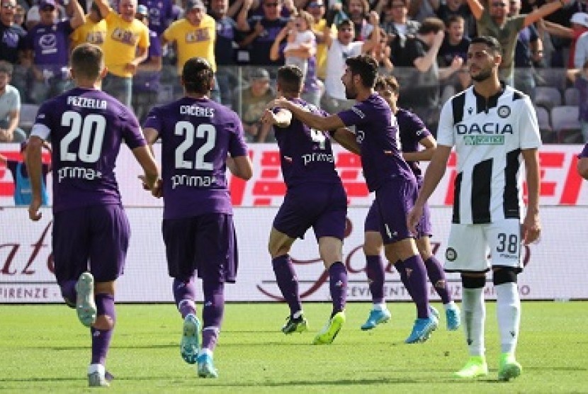 Pemain Fiorentina merayakan gol ke gawang Udinese dalam pertandingan Ahad (6/10) malam WIB