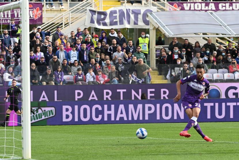 Pemain Fiorentina Nicolas Gonzalez mencetak gol ke gawang Cagliari.