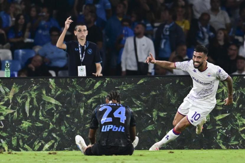 Pemain Fiorentina Nicolas Gonzalez merayakan golnya ke gawang Napoli dalam lanjutan Serie A Liga Italia.