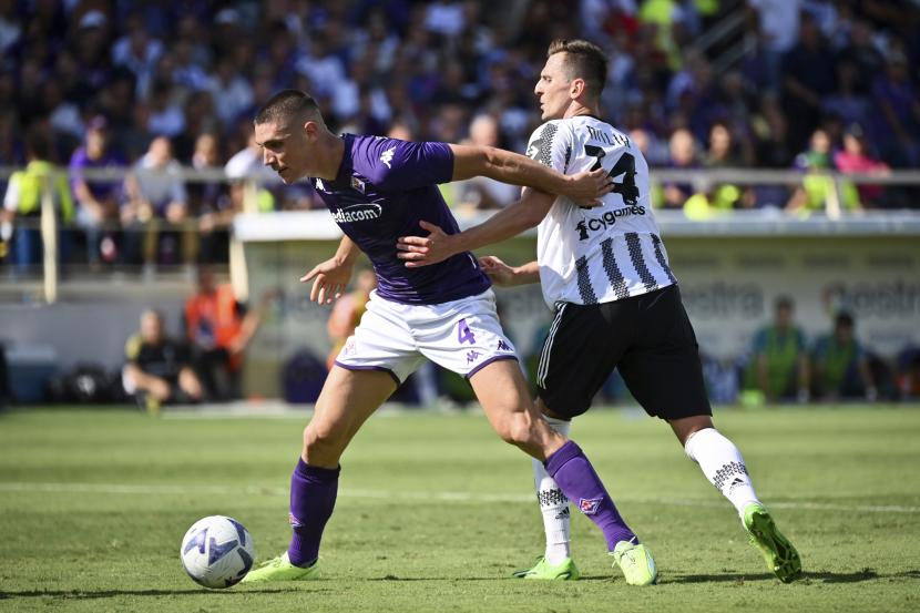  Pemain Fiorentina Nikola Milenkovic (kiri) berebut bola dengan pemain Juventus Arkadiusz Milik dalam pertandingan Serie A antara Fiorentina dan Juventus di stadion Artemio Franchi di Florence, Italia, Sabtu, 3 September 2022.