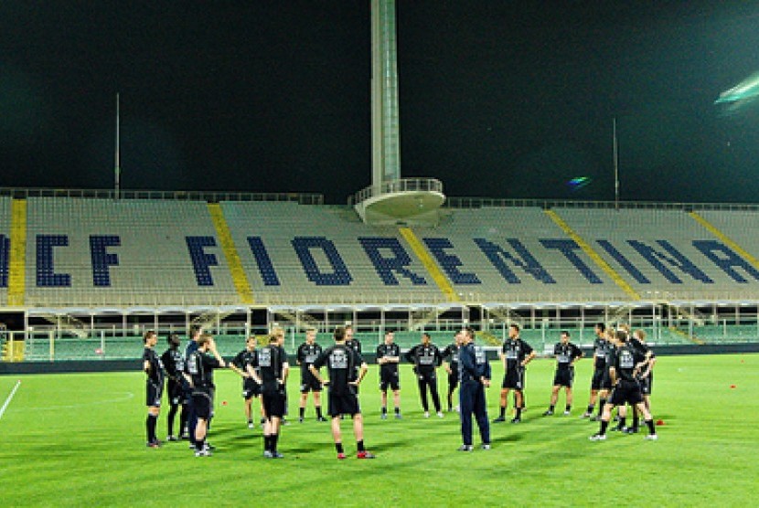 Pemain Fiorentina sedang melakukan sesi latihan di Stadion Artemio Franchi.