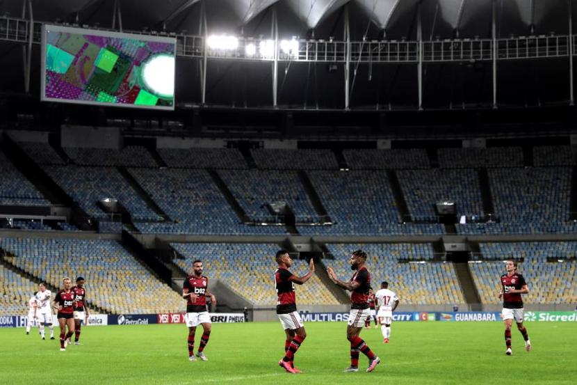Pemain Flamengo Pedro Rocha (tengah kiri) dan Gabriel Barbosa (tengah kanan) merayakan gol ke gawang Bangu dalam pertandingan Campeonato Carioca atau Kejuaraan Negara Bagian Rio de Janeiro di Stadion Maracana, Rio de Janeiro, Brasil, Kamis (18/6) waktu setempat