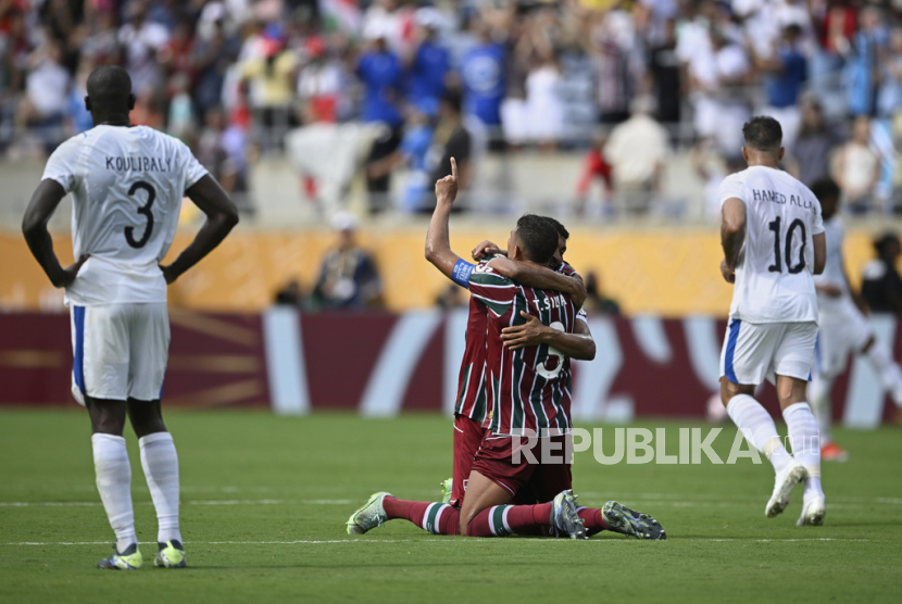 Pemain Fluminense, Thiago Santos (kiri) dan Thiago Silva merayakan kemenangan timnya setelah mengalahkan Al Hilal dalam pertandingan perempat final Piala Dunia Antarklub 2025 di Orlando, Florida, Sabtu (5/7/2025) dini hari WIB. AP Photo/Phelan M. Ebenhack